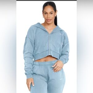 🩵 ILUS Ideaaline Cropped Zip-Up Hoodie – Summer Song (XXL)